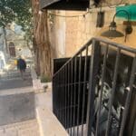 גלריית "סטפ אין" באמצע מדרגות הנביאים. צילום: טל קיזמן