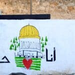 כנסיות וקהילות נוצריות בחיפה  'בין קודש לחול' – גרפיטי חיפאי: אני+אוהב/ת+חיפה – רחבת הכנסייה הפרסים 3 (צילום: רחלי אורבך)