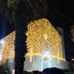כנסיית 'סנט גרגוריוס' – עם אורות קישוטי חג המולד (צילום: רחלי אורבך)