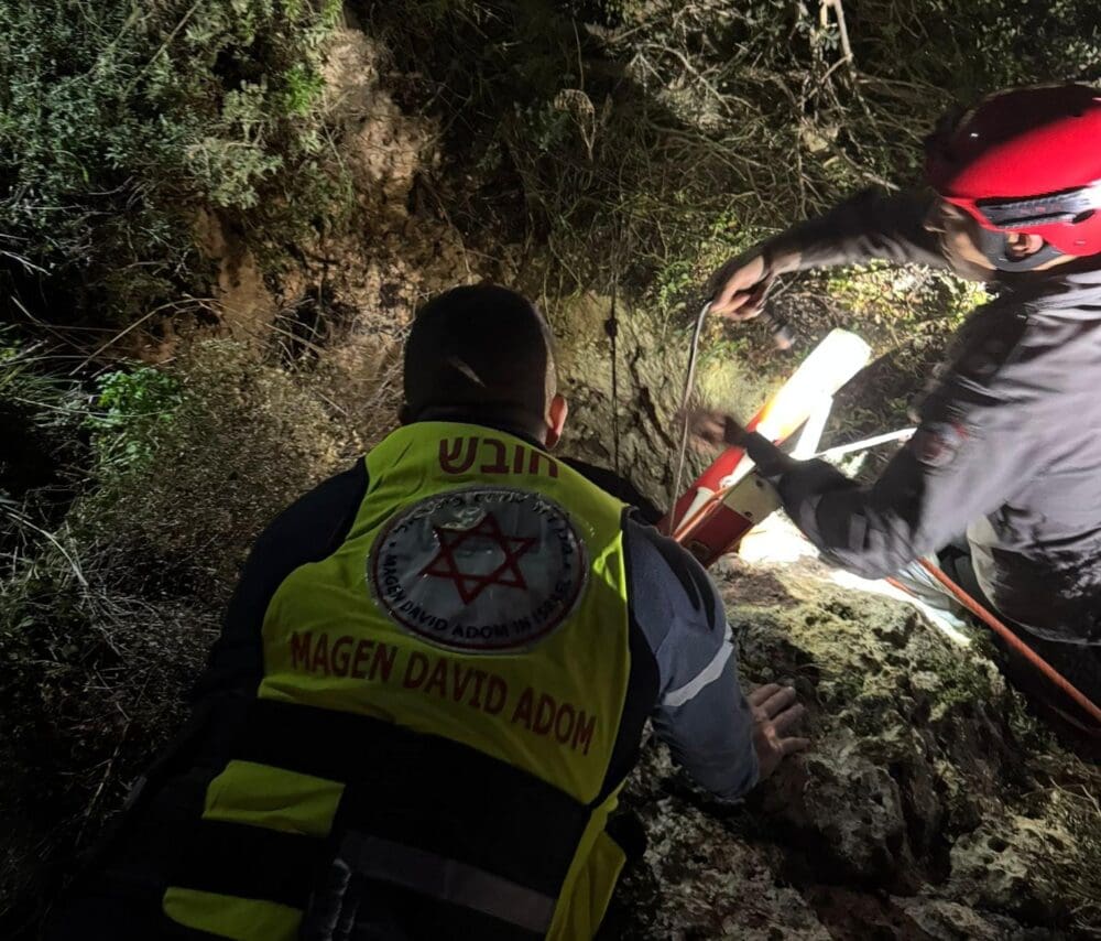 חילוץ גבר שנפל לבור בשטח פתוח מדרום לטירת כרמל (צילום: מד״א)