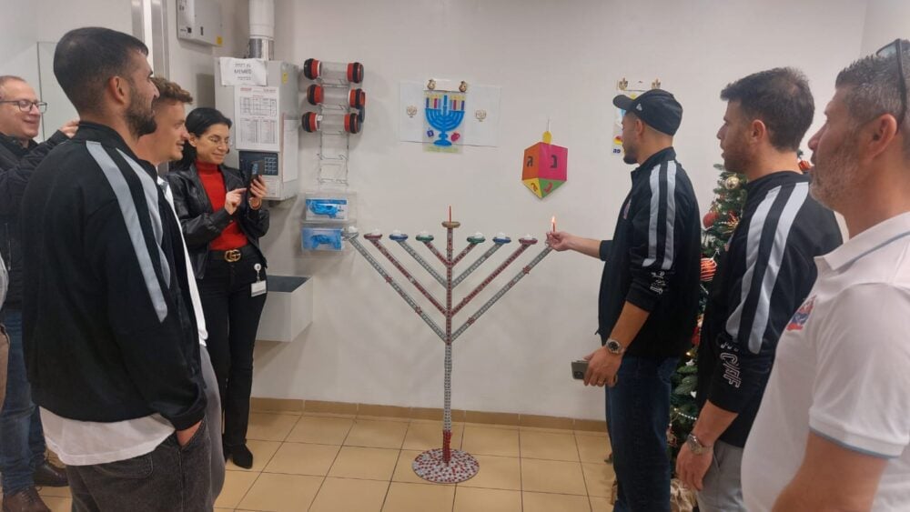 נר ראשון עם הקבוצה האדומה בביה"ח בני ציון (צילום: דוברות הפועל חיפה)