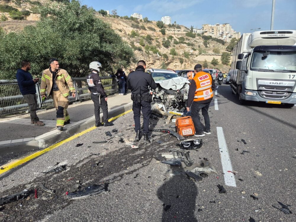 תאונת דרכים בין מערבל בטון ורכב פרטי (צילום: איחוד הצלה)