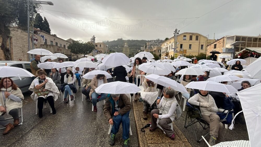 חיפה בואי שבי אתי - משמרת 101 - מחאת משפחות החטופים - המושבה הגרמנית - 27/12/24 (צילום: מיכל גרובר)