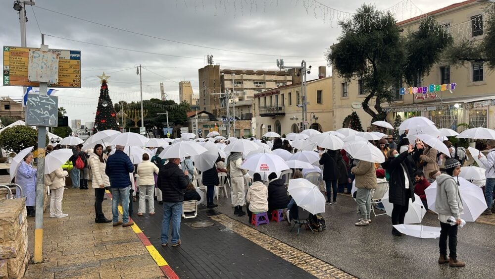 חיפה בואי שבי אתי - משמרת 101 - מחאת משפחות החטופים - המושבה הגרמנית - 27/12/24 (צילום: מיכל גרובר)