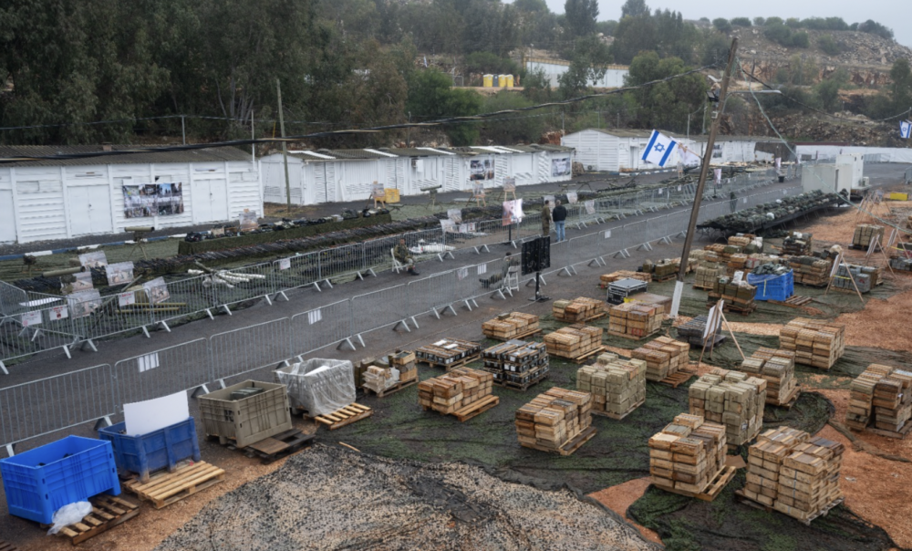 צה״ל החרים למעלה מ-85,000 פרטי שלל של חיזבאללה בדרום לבנון (צילום: דובר צה״ל)