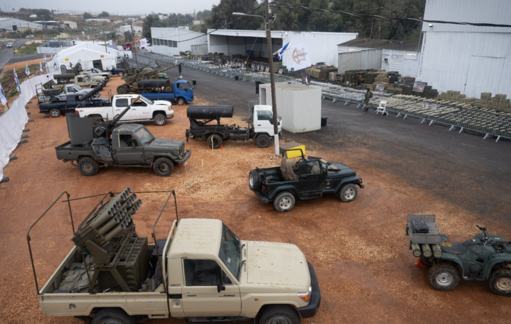 צה״ל החרים למעלה מ-85,000 פרטי שלל של חיזבאללה בדרום לבנון (צילום: דובר צה״ל)