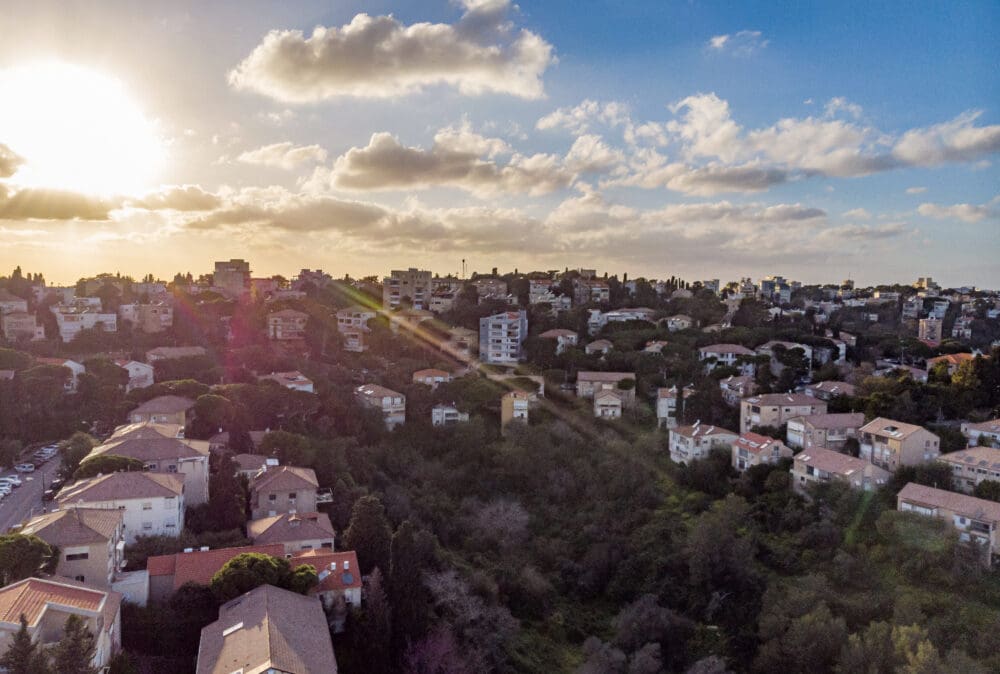 הוואדי של הרחובות אהוד ויוכבד והבניינים עם הגגות האדומים (צילום: אלבום פרטי)