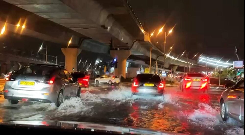 הצפה בצ'ק פוסט מול מרכזית המפרץ - סערת ברקים בחיפה: הצפות בצ'ק פוסט, נהרות על הכביש ומפלים בכביש דורי (צילום: חי פה-TV)