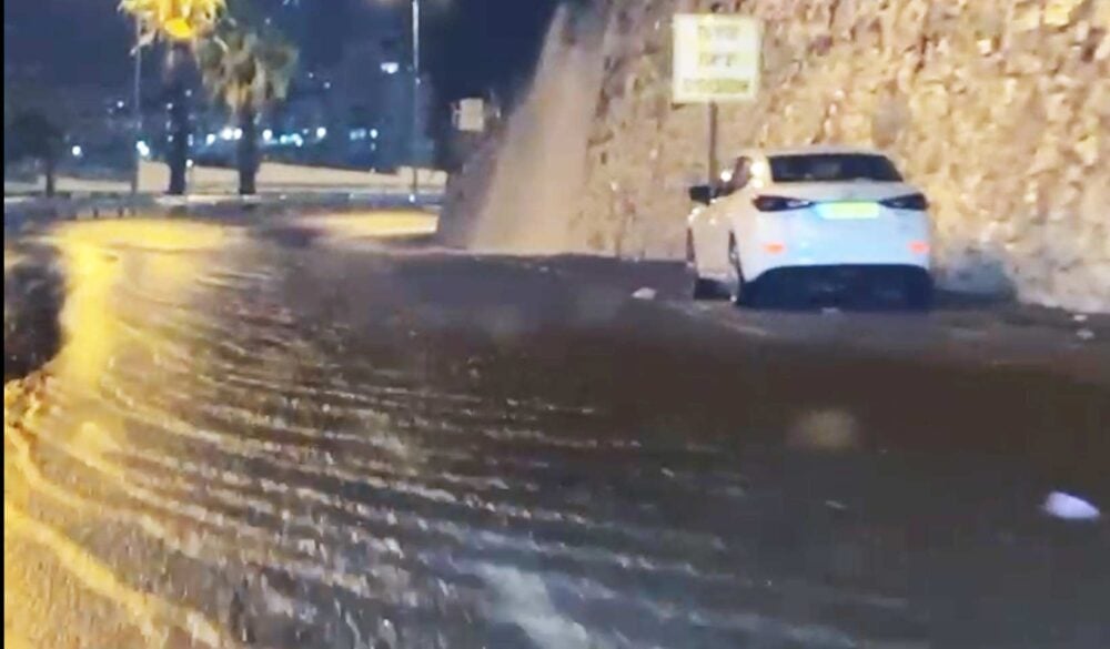 הצפה בכביש דורי - סערת ברקים בחיפה: הצפות בצ'ק פוסט, נהרות על הכביש ומפלים בכביש דורי (צילום: חי פה-TV)