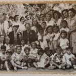 דן קלצ'קו – על ראשו ידה של הלן קלר, 1952 בי"ס 'ניב', חיפה (צילום: אלבום פרטי, דן קלצ'קו)