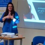 אתי שוורצברג – יו"ר אח"א ישראל ויו"ר 'בית בורלא' חיפה – בהרצאתה (צילום: רחלי אורבך)