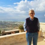 דן קלצ'קו – במרפסת מעונו: ים, שמיים ונוף (צילום: רחלי אורבך)