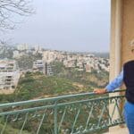 דן קלצ'קו – לצד הנוף ממרפסת מעונו (צילום: רחלי אורבך)