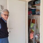 דן קלצ'קו – ליד מחסן ציוד וכלים מעשה ידיו (צילום: רחלי אורבך)