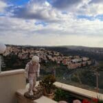 בבית דן קלצ'קו – פסל ע"פ צילום ילדות (צילום: רחלי אורבך)