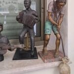 בבית דן קלצ'קו – פסלי ברונזה מעשה ידיו (צילום: רחלי אורבך)