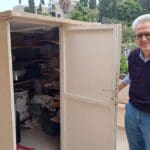 דן קלצ'קו – במרפסת הקיץ גאה במחסן מעשה ידיו (צילום: רחלי אורבך)