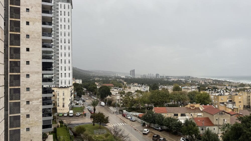 נווה דוד בניה חדשה ומבנים ישנים (צילום: ירון כרמי)