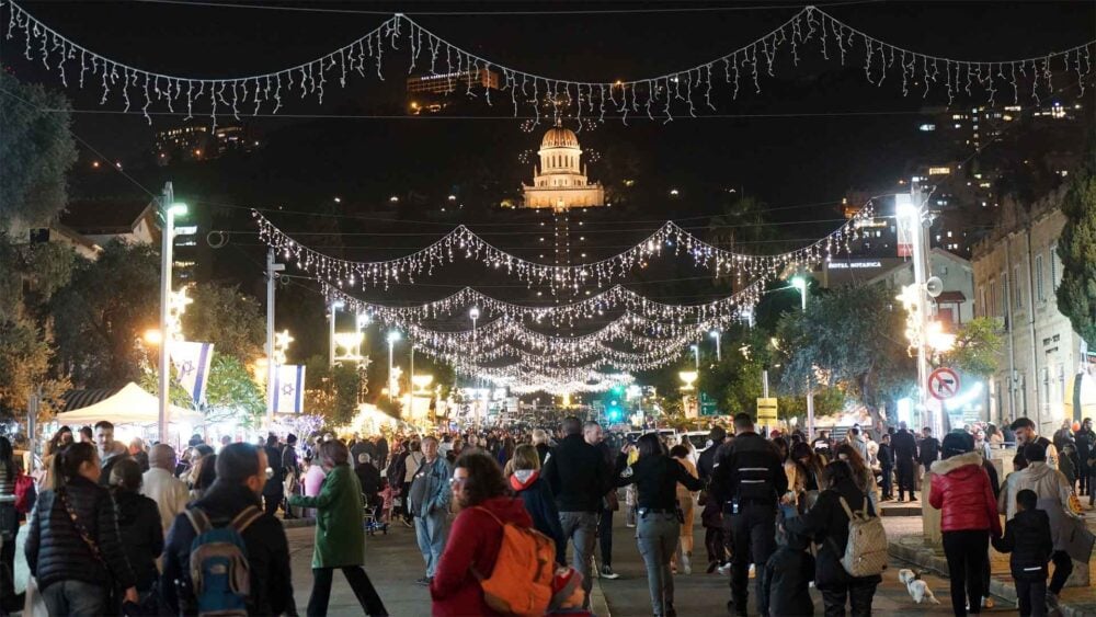 חגיגות החג של החגים בחיפה - עשרות אלפים מגיעים למושבה הגרמנית (צילום: ירון כרמי)