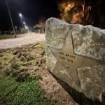 רחוב מייק ברנט – הכניסה לטיילת קריית אליעזר – הכוכב המוטבע על סלע (צילום: ירון כרמי)