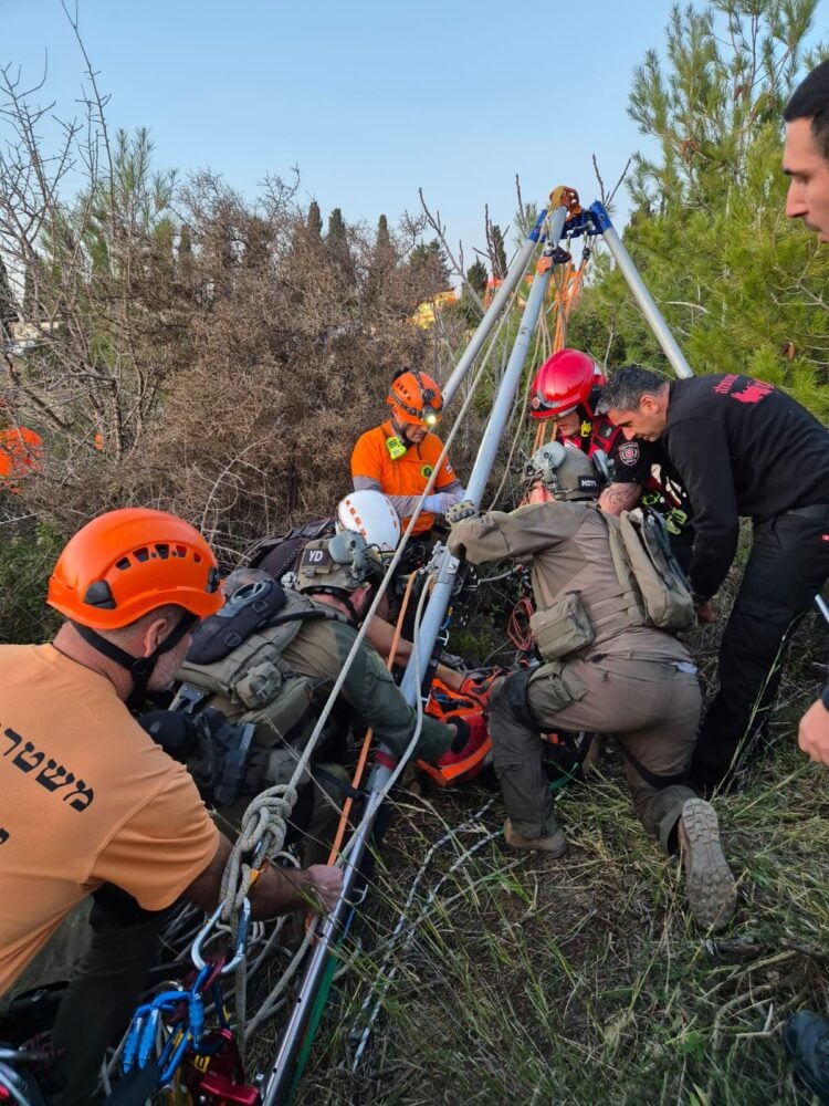 חילוץ מורכב של אדם שנפל לבור בעומק של 25 מטרים בפארק הכרמל (צילום: יחידת החילוץ גליל-כרמל)