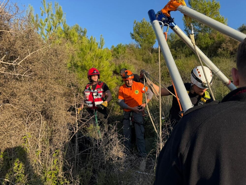 חילוץ מורכב של אדם שנפל לבור בעומק של 25 מטרים בפארק הכרמל (צילום: כבות והצלה)