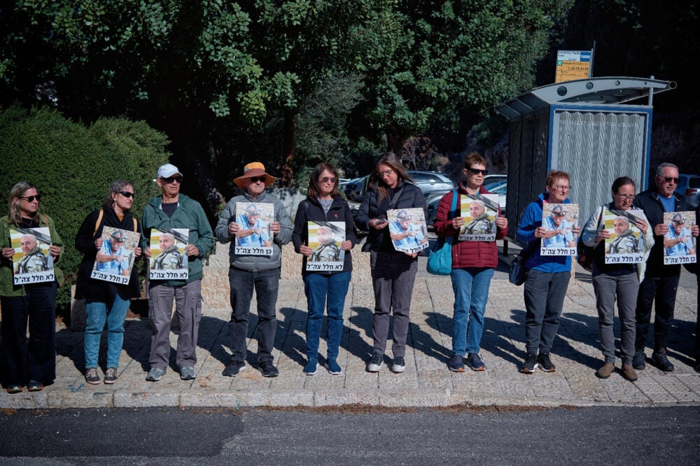 זכרת 30 יום לנווט הקרב רס"ן במיל' אסף דגן: מחאה לצד זיכרון (צילום:שרון ליבל)