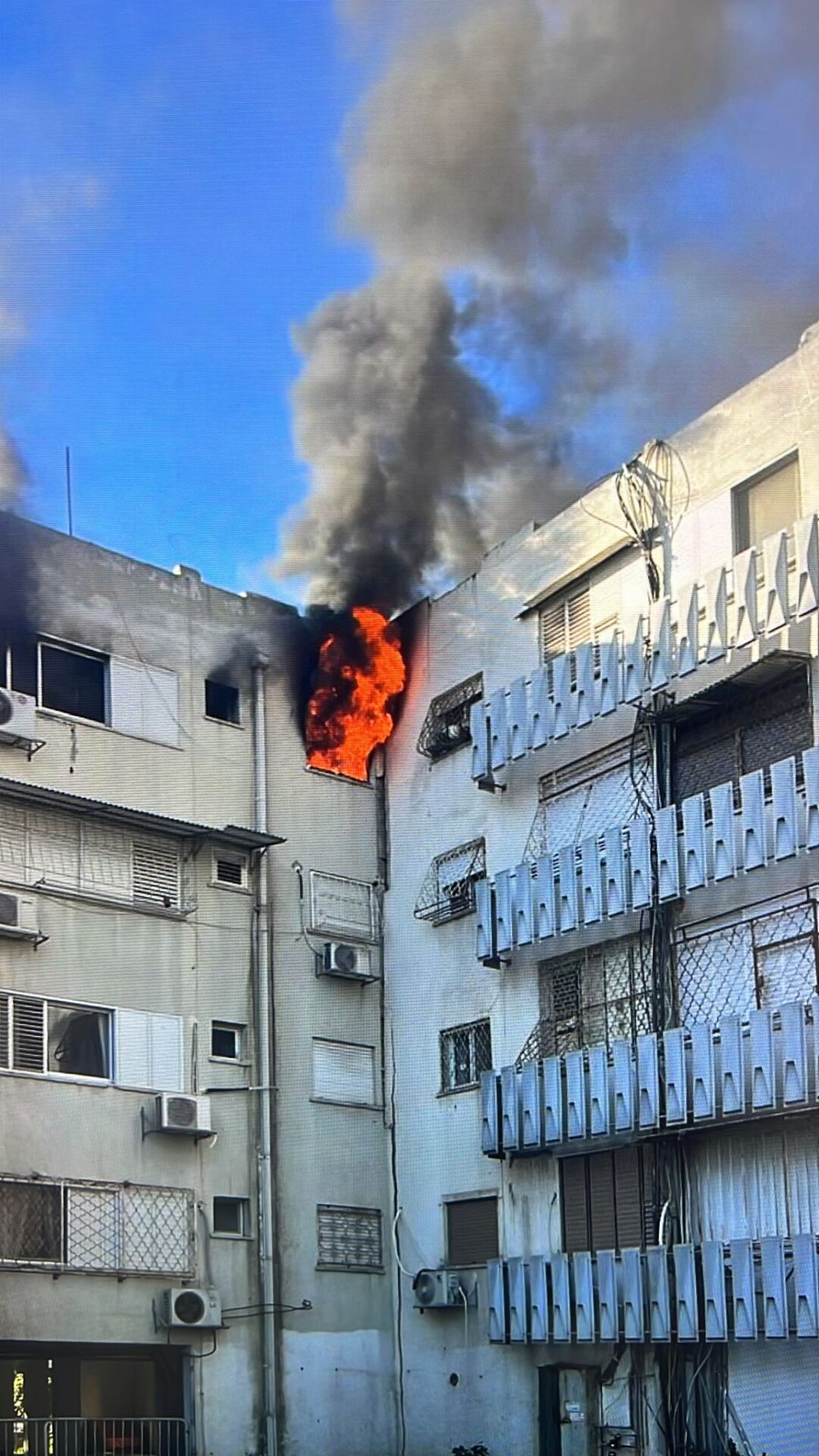 שריפה במבנה בקרית אתא (צילום: כבאות והצלה)