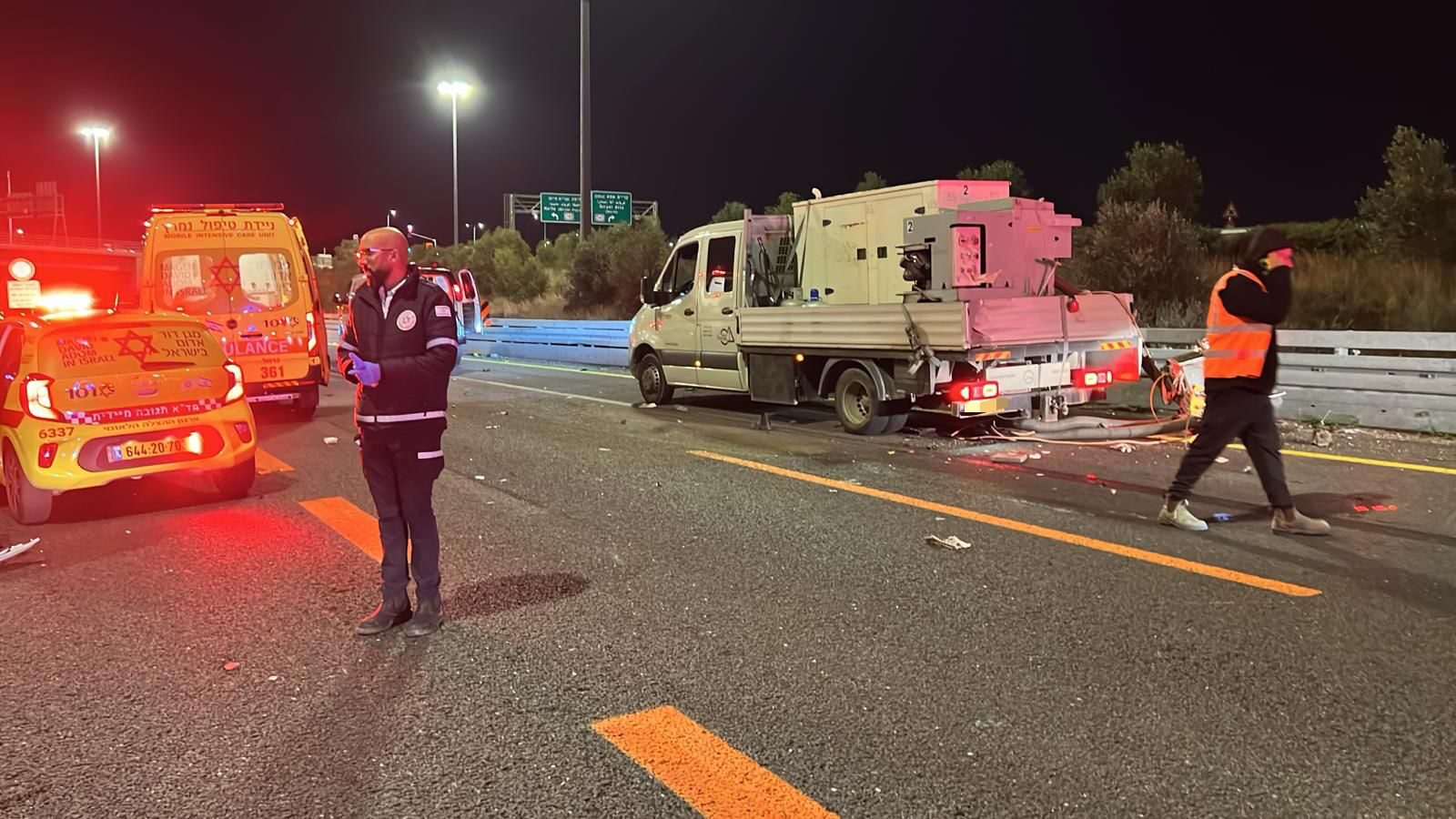 זירת תאונת דרכים - פועלים נפגעו מרכב חולף בכביש 22 (צילום: מד״א)