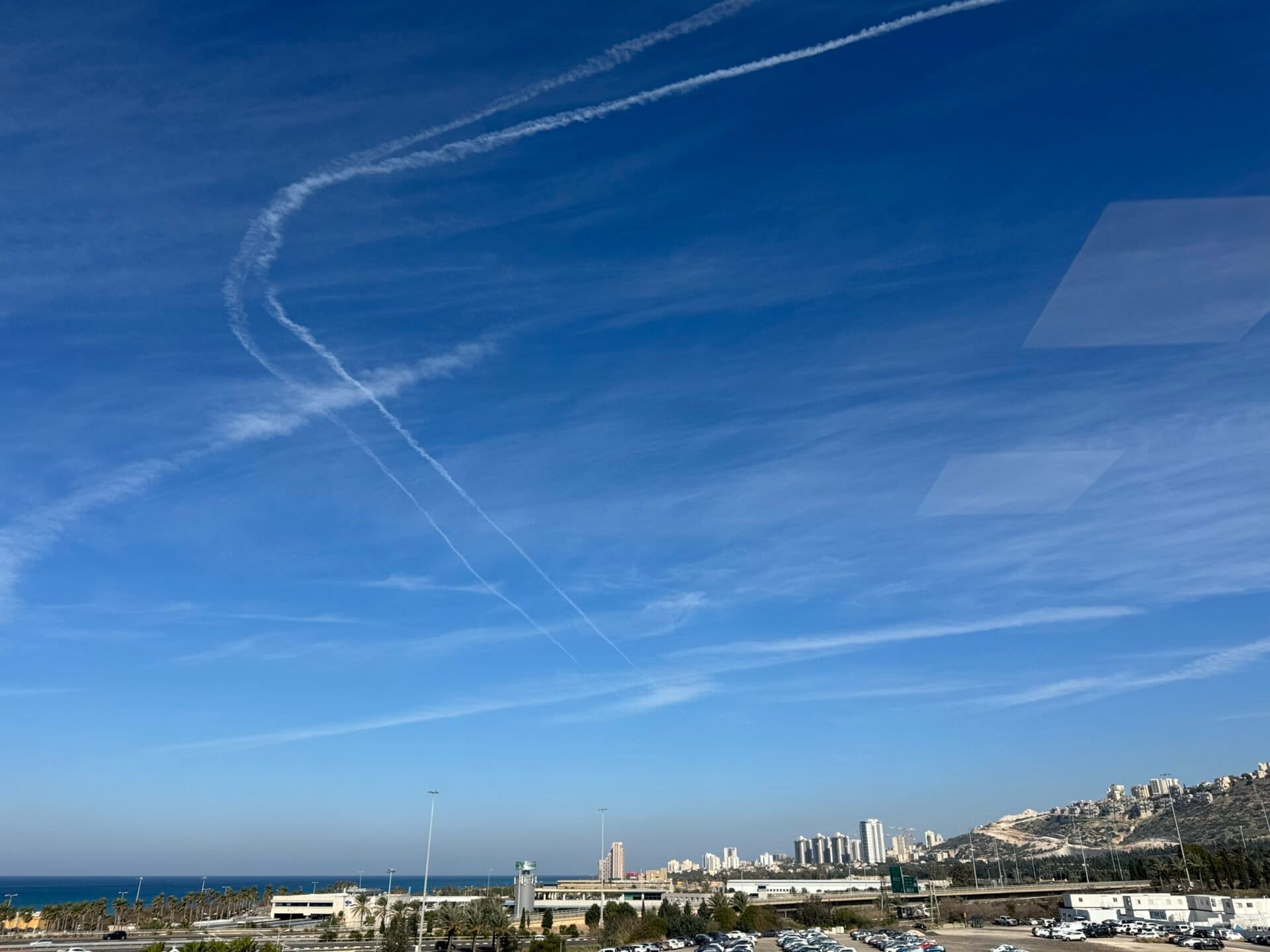 שובל סילון של מטוסי קרב בדרכם ללבנון - בשמי חיפה (צילום: ירון כרמי)