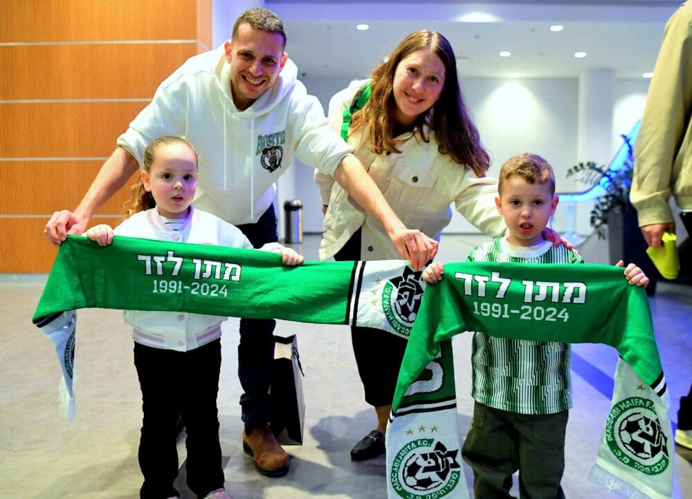 מרגש: מכבי חיפה ערכה ערב הנצחה ל-108 אוהדיה שנפלו במלחמה (צילומים: מכבי חיפה האתר הרישמי ראובן כהן ומיכה בריקמן). 