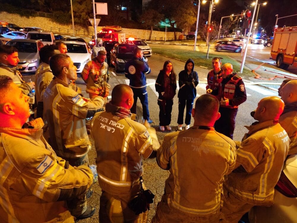 סיכום אירוע - אדם נפגע קל בשרפת דירת מגורים במבנה גבוה ברחוב אלנבי בחיפה - 7/2/25 (צילום: כבאות והצלה)