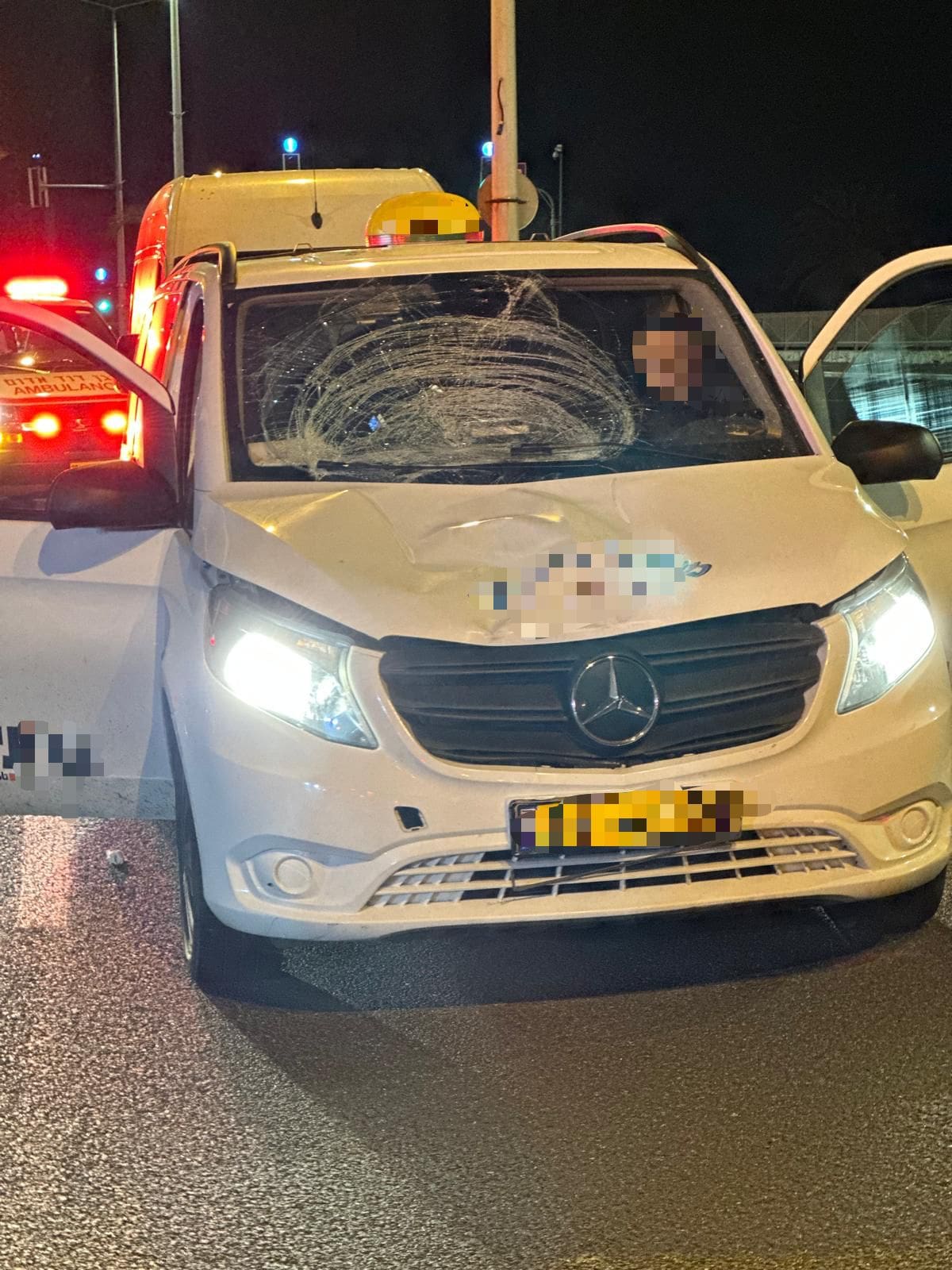 הולך רגל נהרג לפנות בוקר של יום ג', 18/2/25 מפגיעת מונית בשדרות ההגנה בחיפה (צילום: מד