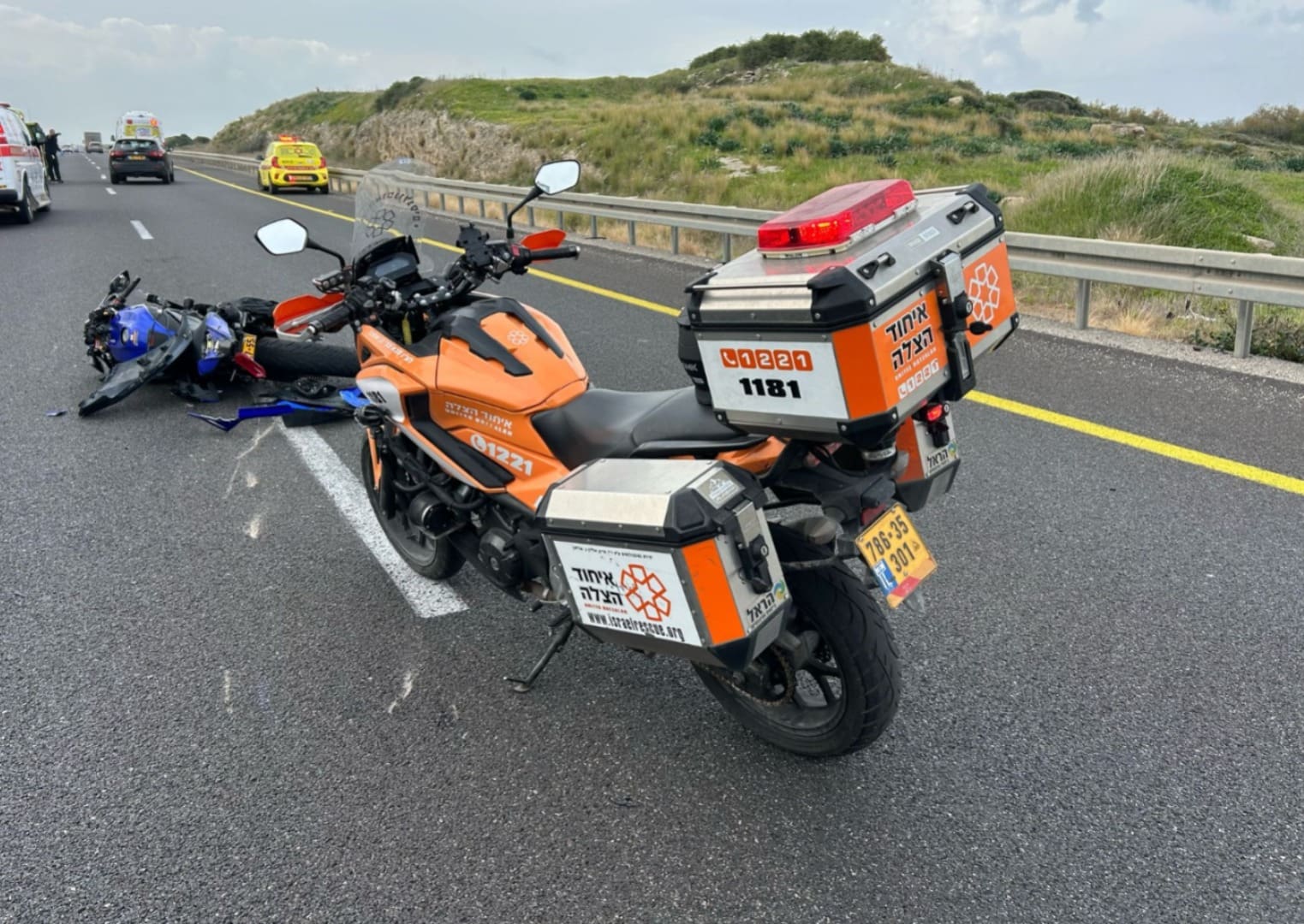 אופנוע נפגע מרכב בכביש החוף (צילום: איחוד הצלה)