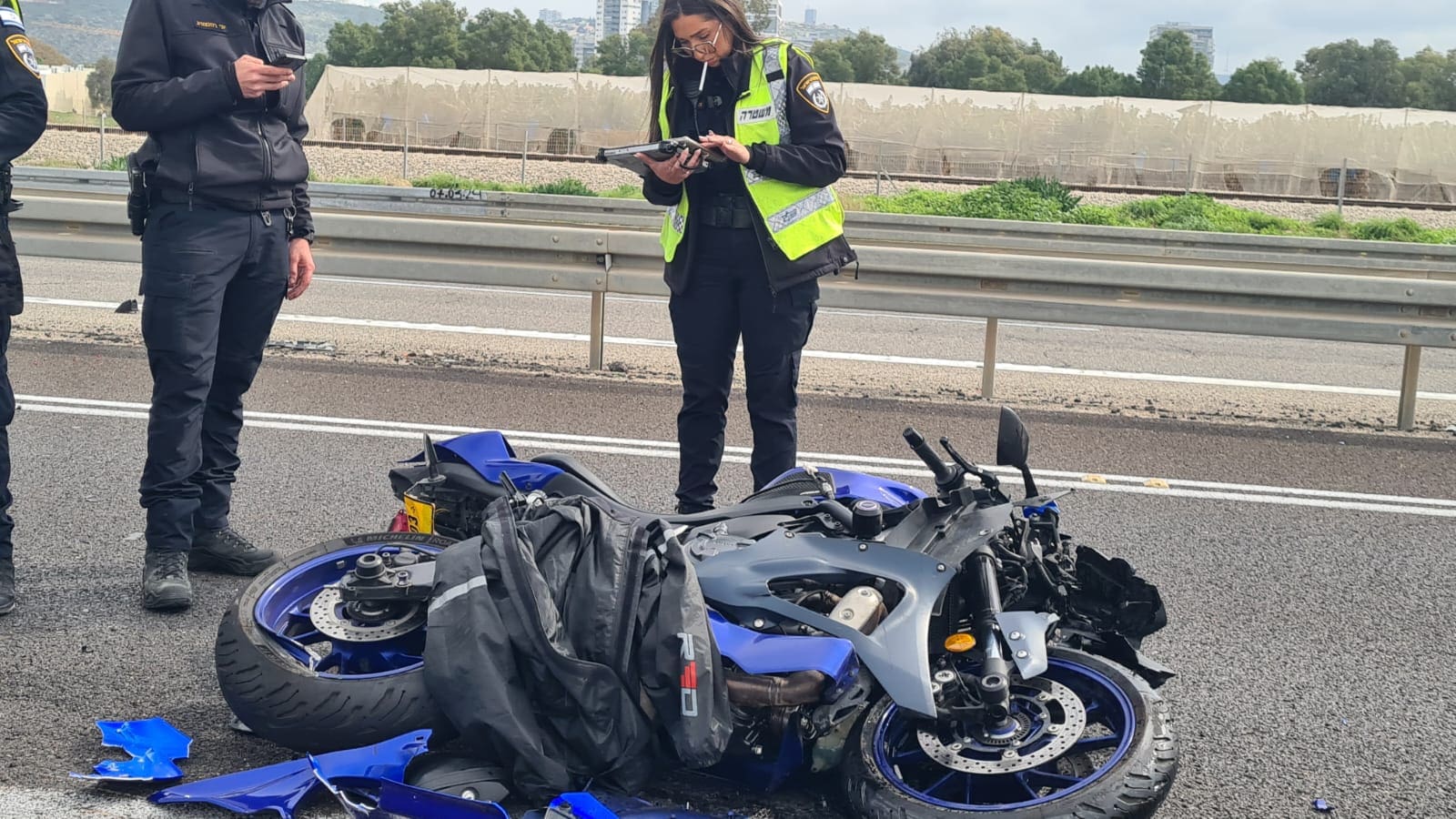 תאונה בין אופנוע לרכב ביציאה מחיפה לכיוון דרום (צילום: יעל הורוביץ)