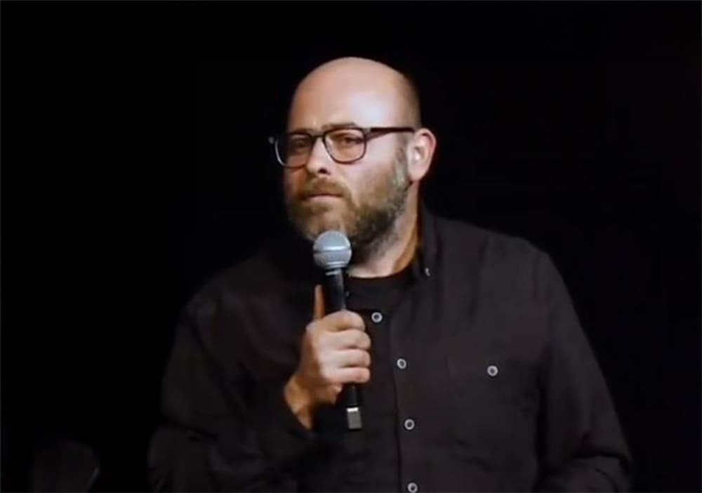 נידאל בדראנה (צילום מסך מתוך הופעת הסטנדאפ)