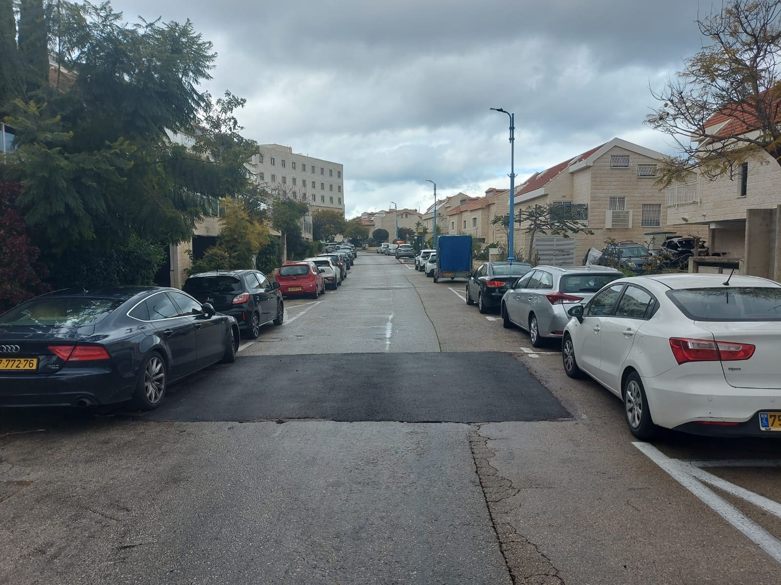 פסי ההאטה שהוסרו מהרחוב בשכונת רמת חן בחיפה (צילום: חי פה בשטח)