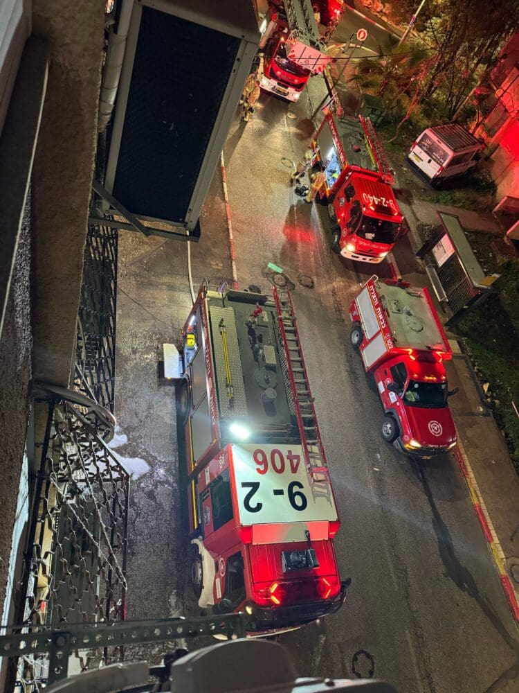 שריפה בקומה השלישית במבנה ברחוב נפתלי אימבר, חיפה 24/2/25 (צילום כבאות והצלה)