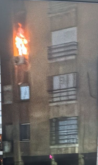 שריפה בקומה השלישית במבנה ברחוב נפתלי אימבר, חיפה 24/2/25 (צילום כבאות והצלה)