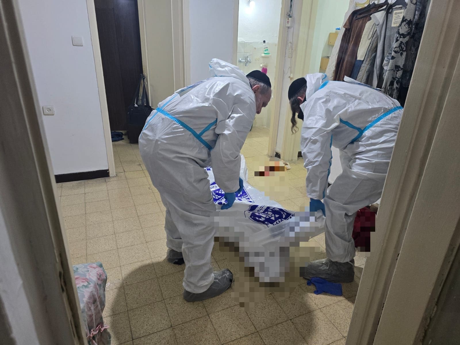 נמצאה גופת אישה בביתה ימים לאחר מותה.(צילום: דוברות זק״א)