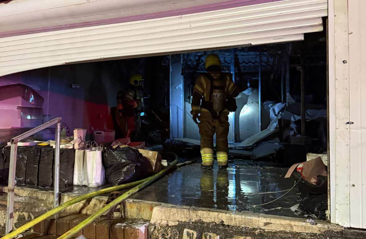כיבוי שריפה בבית עסק ברחוב נתן אלבז בטירת כרמל (צילום: כבאות והצלה)