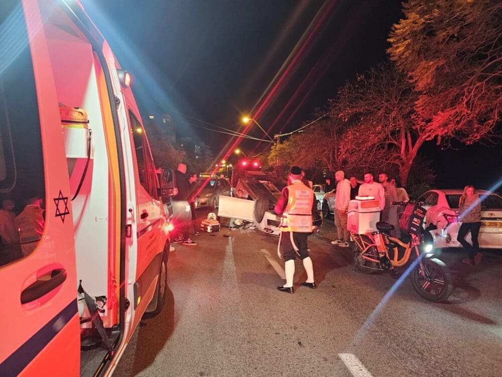 גבר כבן 45 התהפך עם רכבו בשדרות קיש בחיפה (צילום: איחוד הצלה)