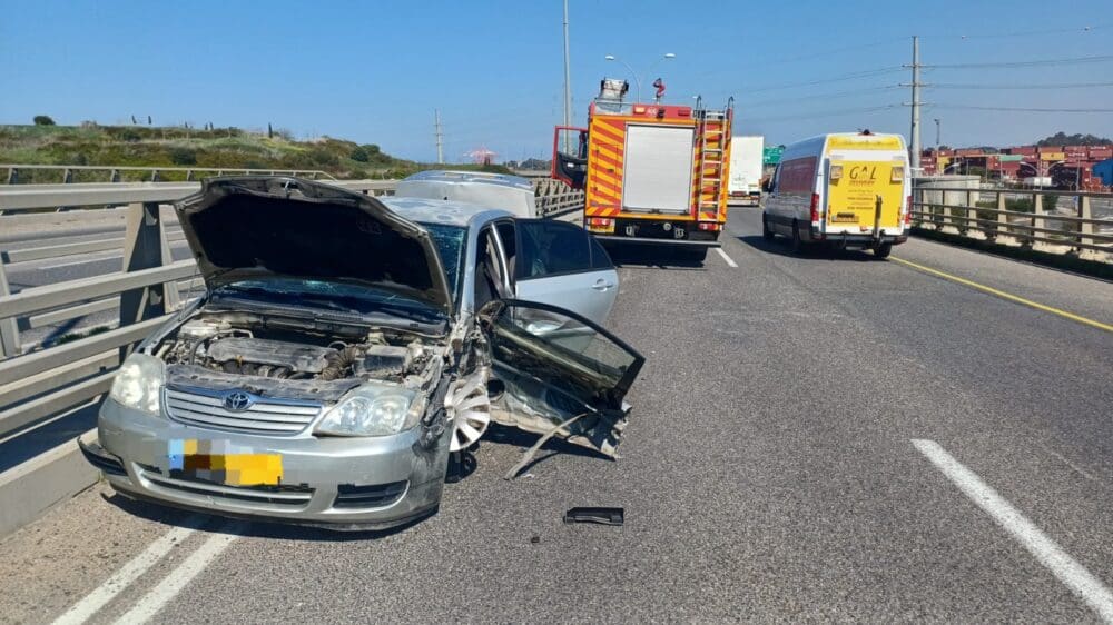 תאונת דרכים עם לכודים בכניסה לחיפה (צילום: כבאות והצלה)