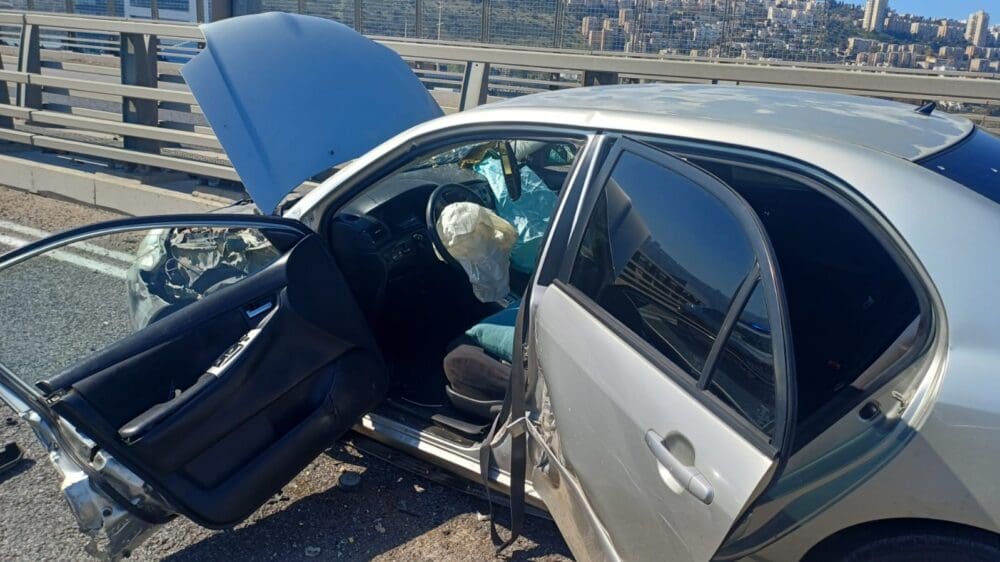 תאונת דרכים עם לכודים בכניסה לחיפה (צילום: כבאות והצלה)