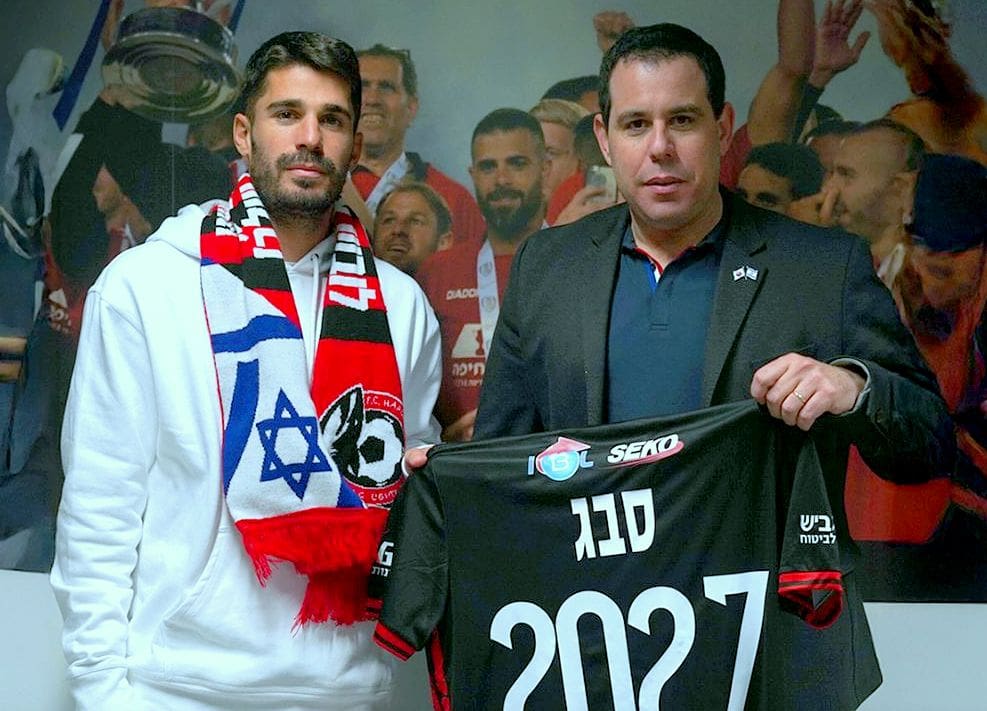 נאור סבג חתם לשנתיים נוספות בהפועל חיפה מימין: איתי רק ונאור סבג (צילום: באדיבות מועדון הכדורגל הפועל לאוס מדיה חיפה)