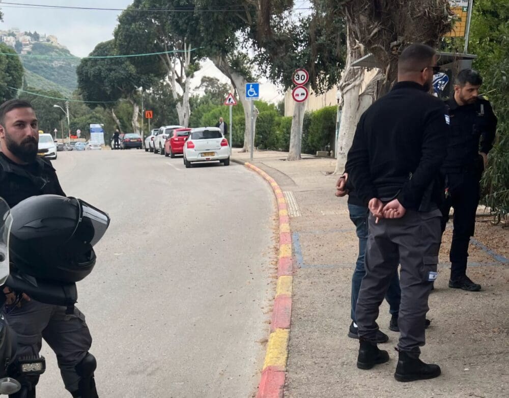 פקחי יחידת האופנועים של עיריית חיפה עם שוטרי משטרת ישראל - לאחר הפיגוע: שב"חים מהשטחים נתפסו בשכונה בחיפה (צילום: דוברות עיריית חיפה)