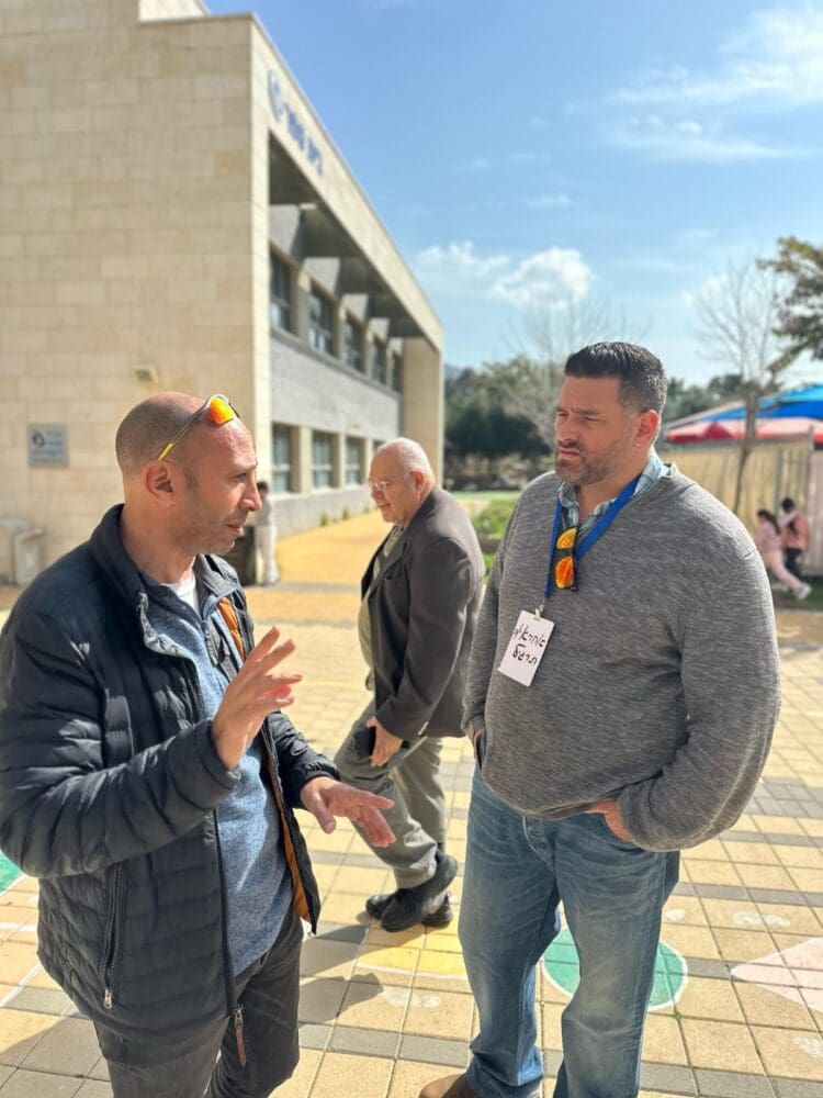 ירי טילים בעת שהתלמידים בהפסקה בין השיעורים • טירת כרמל קיימה תרגיל חירום ופינוי מוסדות חינוך (צילום: טירת כרמל)