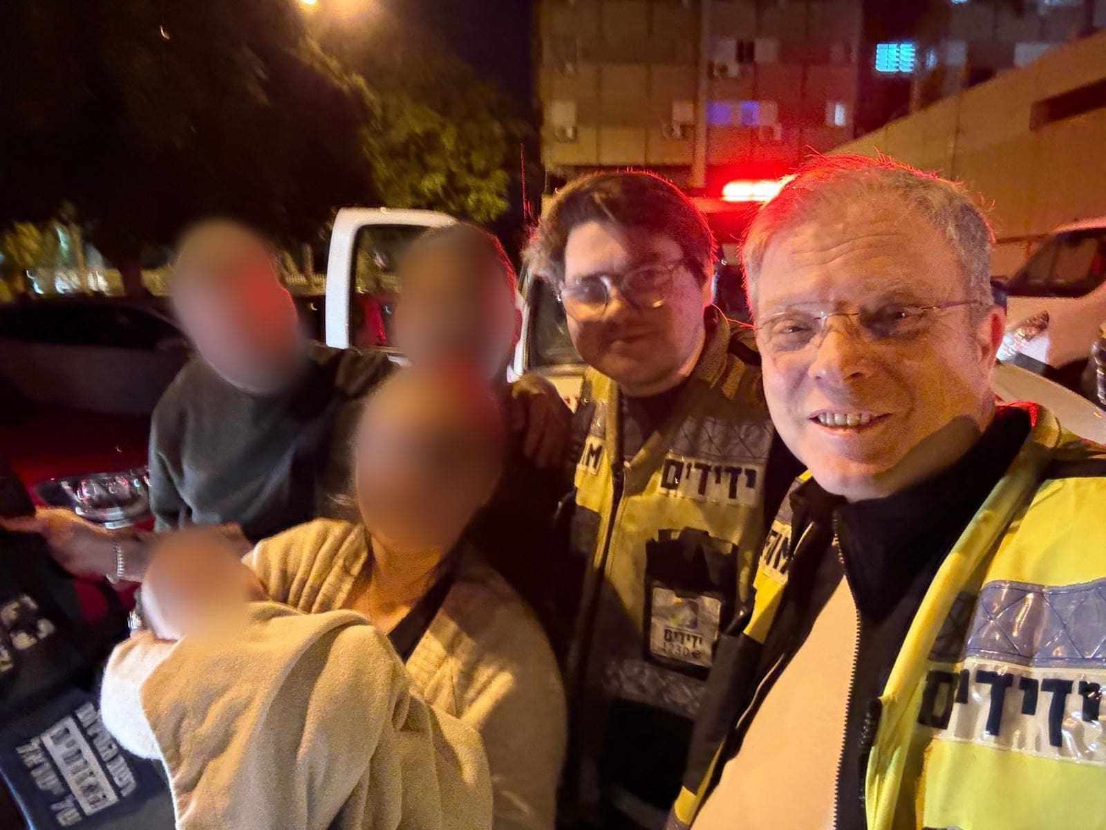 מתנדבי ידידים עם התינוקת ומשפחתה (צילום: ידידים)