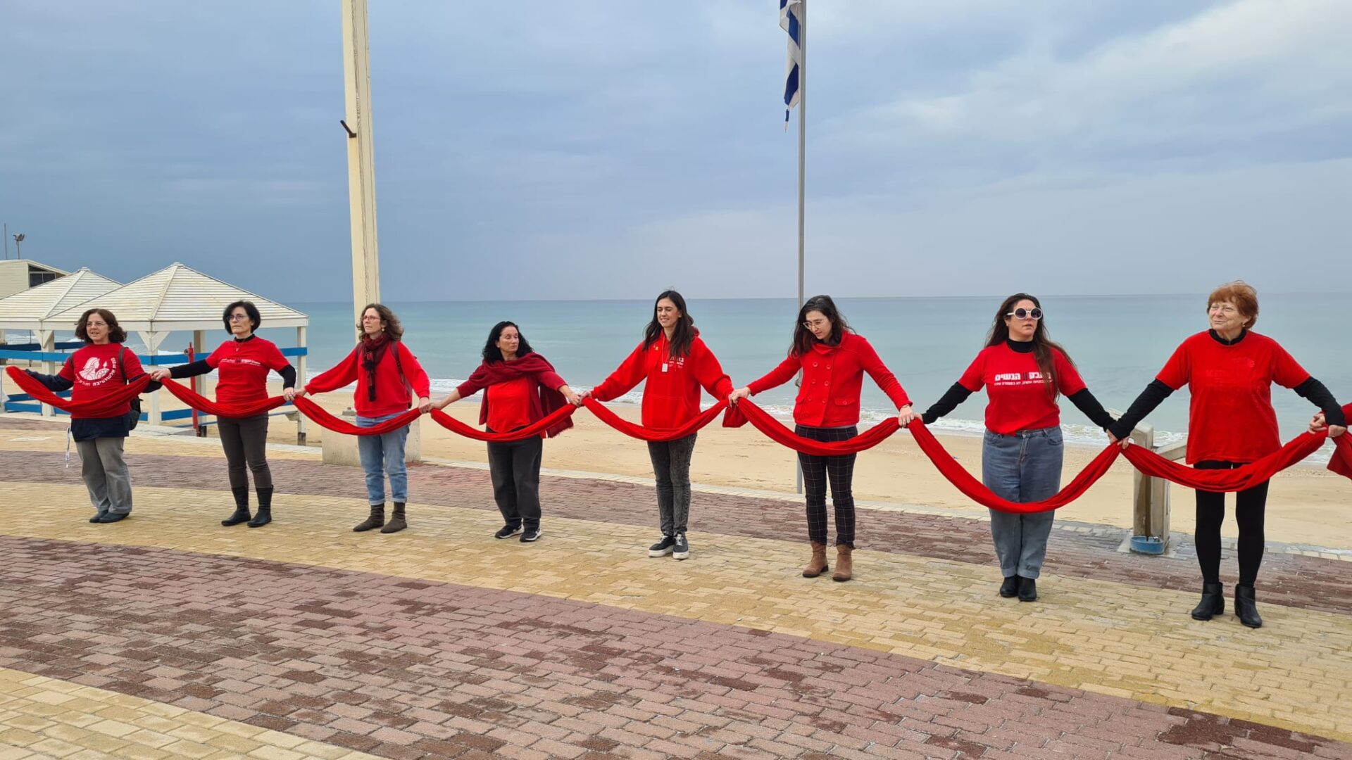 שרשראות ידיים בחיפה וברחבי הארץ לציון יום האישה הבינלאומי (צילום: יעל הורוביץ)