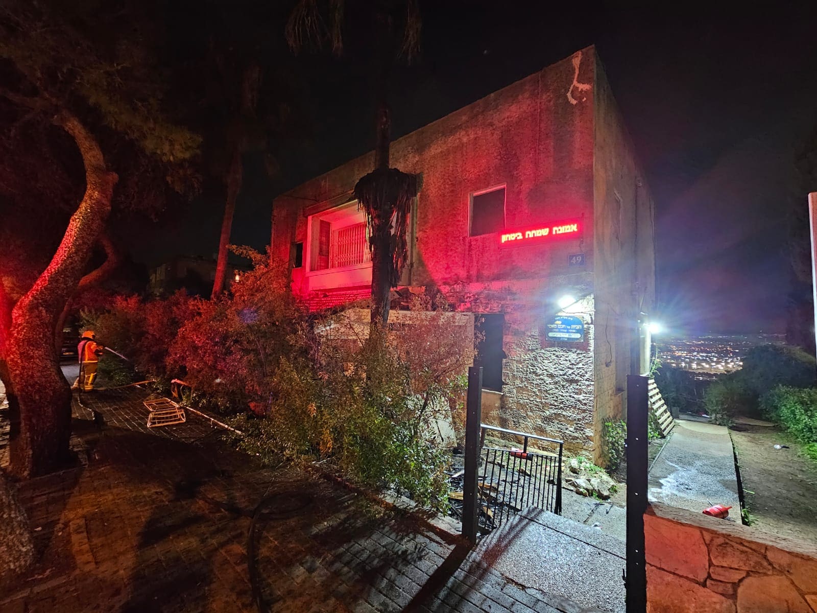 כיבוי עץ דקל בוער, אשר סיכן את בית הכנסת ברחוב הגליל חיפה (צילום: כבאות והצלה)